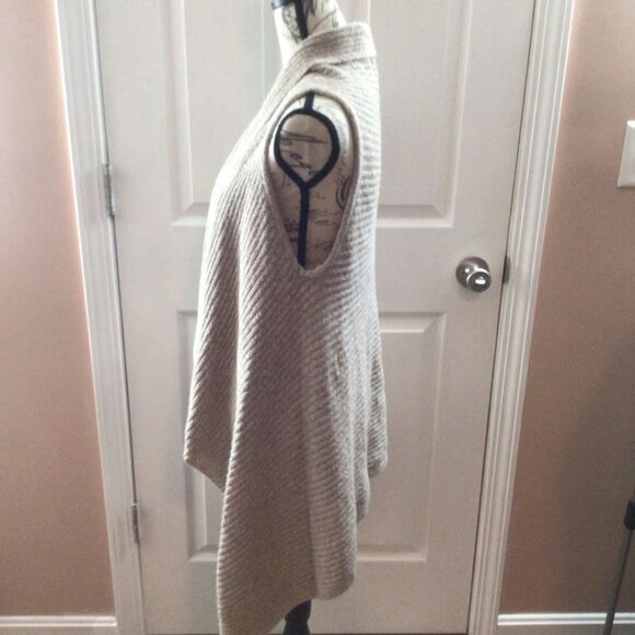 Women’s Old Navy Cream Sleeveless Drape Front Cardigan Size Medium - Picture 2 of 6